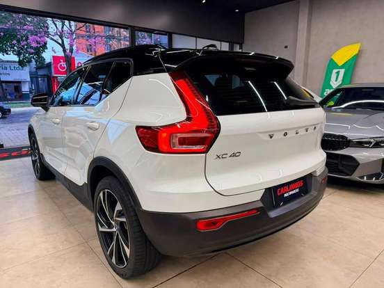VOLVO-XC40-2020