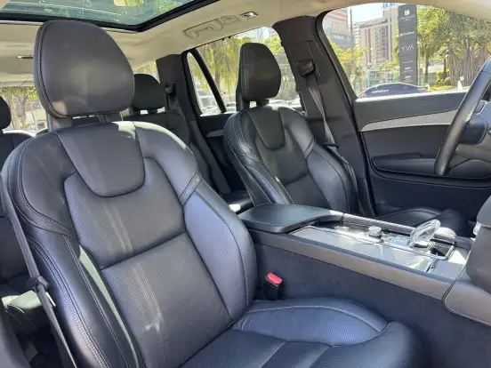 VOLVO-XC90-2021