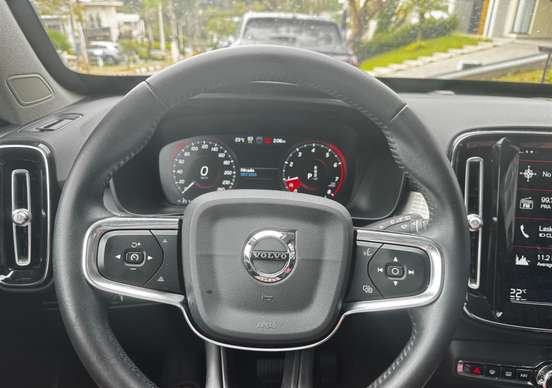 VOLVO-XC40-2020