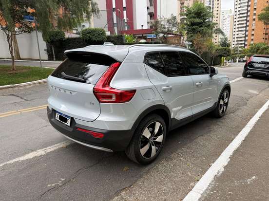 VOLVO-XC40-2020