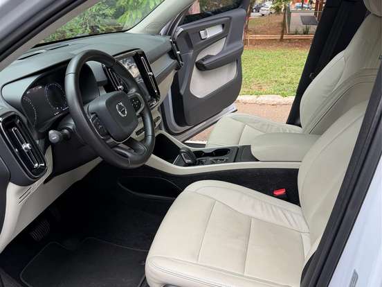 VOLVO-XC40-2.0 T4 GASOLINA MOMENTUM GEARTRONIC VOLVO-XC40-2020