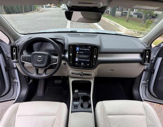 VOLVO-XC40-2020