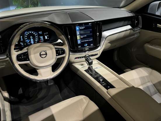 VOLVO-XC60-2.0 T5 GASOLINA MOMENTUM AWD GEARTRONIC VOLVO-XC60-2017