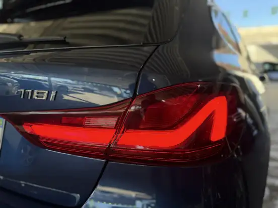 BMW-118i-2021