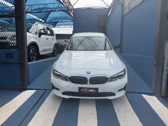 BMW-320i-2020