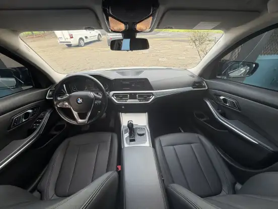 BMW-320i-2020