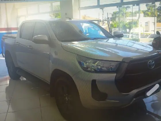 TOYOTA HILUX 2.8 D-4D TURBO DIESEL CD SR 4X4 AUTOMÁTICO TOYOTA HILUX 2.8 D-4D TURBO DIESEL CD SR 4X4 AUTOMÁTICO