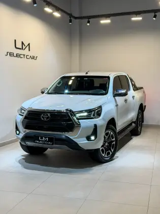 TOYOTA HILUX 2.8 D-4D TURBO DIESEL CD SRX 4X4 AUTOMÁTICO TOYOTA HILUX 2.8 D-4D TURBO DIESEL CD SRX 4X4 AUTOMÁTICO