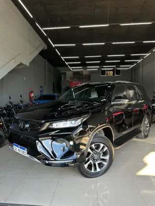 TOYOTA HILUX SW4 2.8 D-4D TURBO DIESEL DIAMOND 7L 4X4 AUTOMÁTICO TOYOTA HILUX SW4 2.8 D-4D TURBO DIESEL DIAMOND 7L 4X4 AUTOMÁTICO