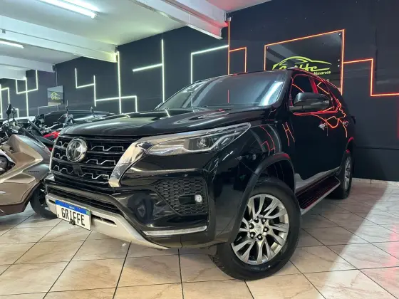 TOYOTA HILUX SW4 2.8 D-4D TURBO DIESEL SRX 7L 4X4 AUTOMÁTICO TOYOTA HILUX SW4 2.8 D-4D TURBO DIESEL SRX 7L 4X4 AUTOMÁTICO