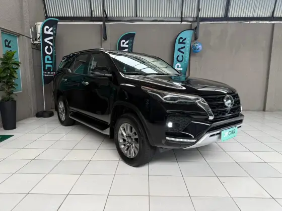 TOYOTA HILUX SW4 2.8 D-4D TURBO DIESEL SRX 7L 4X4 AUTOMÁTICO TOYOTA HILUX SW4 2.8 D-4D TURBO DIESEL SRX 7L 4X4 AUTOMÁTICO