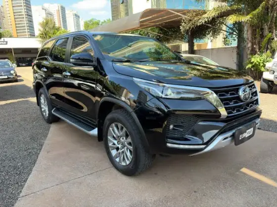 TOYOTA HILUX SW4 2.8 D-4D TURBO DIESEL SRX 7L 4X4 AUTOMÁTICO TOYOTA HILUX SW4 2.8 D-4D TURBO DIESEL SRX 7L 4X4 AUTOMÁTICO