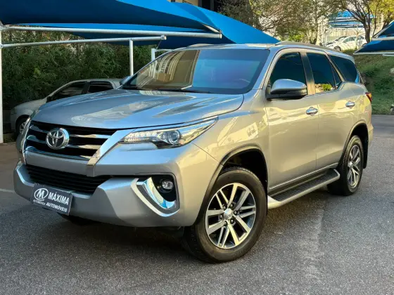 TOYOTA HILUX SW4 2.8 SRX 4X4 7 LUGARES 16V TURBO INTERCOOLER DIESEL 4P AUTOMÁTICO TOYOTA HILUX SW4 2.8 SRX 4X4 7 LUGARES 16V TURBO INTERCOOLER DIESEL 4P AUTOMÁTICO
