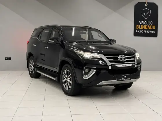 TOYOTA HILUX SW4 2.8 SRX 4X4 7 LUGARES 16V TURBO INTERCOOLER DIESEL 4P AUTOMÁTICO TOYOTA HILUX SW4 2.8 SRX 4X4 7 LUGARES 16V TURBO INTERCOOLER DIESEL 4P AUTOMÁTICO