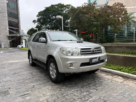 TOYOTA HILUX SW4 3.0 SRV 4X4 7 LUGARES 16V TURBO INTERCOOLER DIESEL 4P AUTOMÁTICO TOYOTA HILUX SW4 3.0 SRV 4X4 7 LUGARES 16V TURBO INTERCOOLER DIESEL 4P AUTOMÁTICO