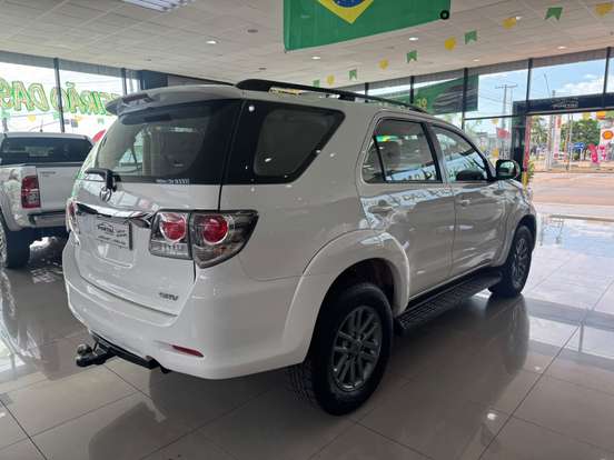 TOYOTA-HILUX SW4-2014