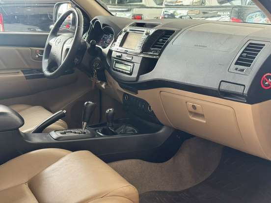 TOYOTA-HILUX SW4-2014