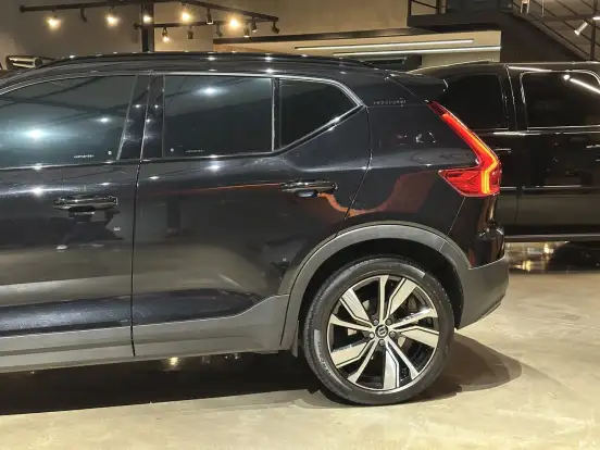VOLVO-XC40-2021