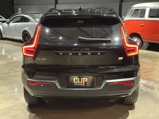 VOLVO-XC40-2021