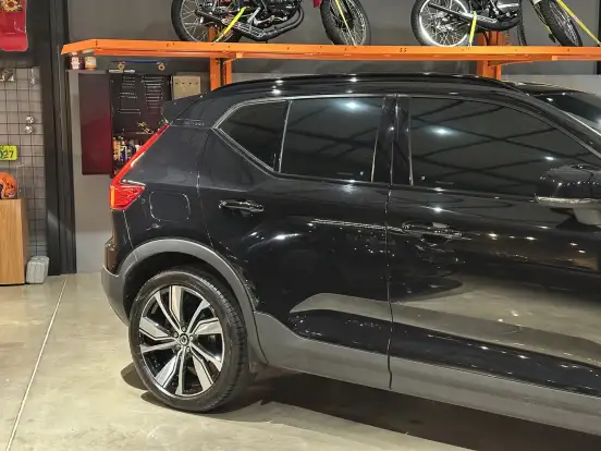 VOLVO-XC40-2021