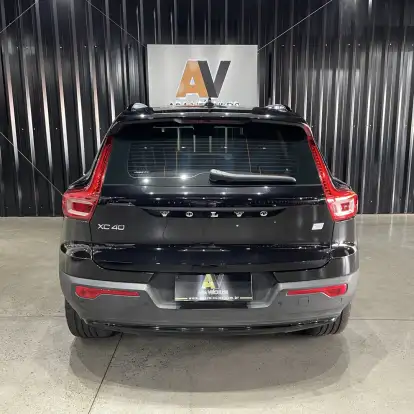 VOLVO-XC40-2022