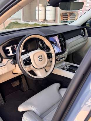 VOLVO-XC60-2023