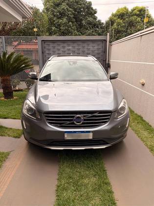 VOLVO XC60 2.4 D5 MOMENTUM DIESEL AWD 4P AUTOMÁTICO