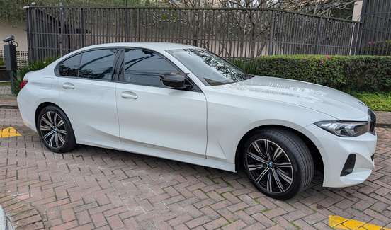 BMW-320i-2022