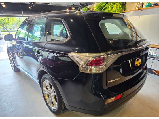 MITSUBISHI-OUTLANDER-2013