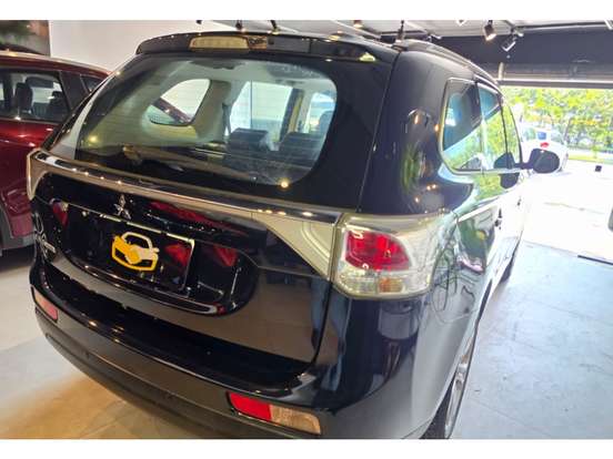 MITSUBISHI-OUTLANDER-2013