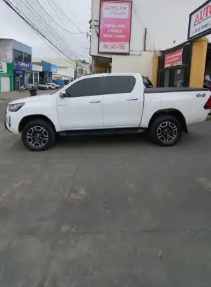 TOYOTA-HILUX-2021