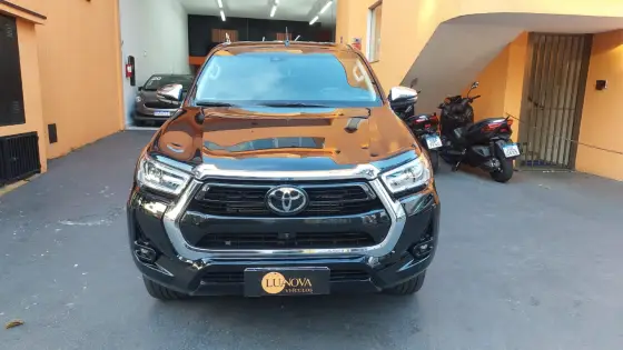 TOYOTA HILUX 2.8 D-4D TURBO DIESEL CD SRX 4X4 AUTOMÁTICO TOYOTA HILUX 2.8 D-4D TURBO DIESEL CD SRX 4X4 AUTOMÁTICO