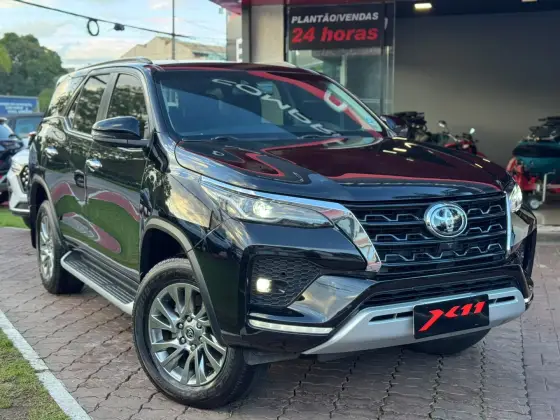TOYOTA HILUX SW4 2.8 D-4D TURBO DIESEL SRX 7L 4X4 AUTOMÁTICO TOYOTA HILUX SW4 2.8 D-4D TURBO DIESEL SRX 7L 4X4 AUTOMÁTICO