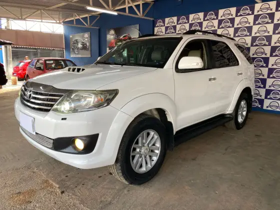 TOYOTA HILUX SW4 3.0 SRV 4X4 7 LUGARES 16V TURBO INTERCOOLER DIESEL 4P AUTOMÁTICO TOYOTA HILUX SW4 3.0 SRV 4X4 7 LUGARES 16V TURBO INTERCOOLER DIESEL 4P AUTOMÁTICO