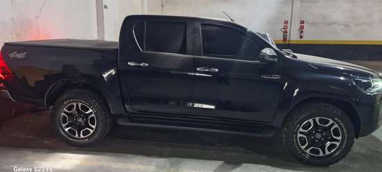 TOYOTA-HILUX-2.8 D-4D TURBO DIESEL CD SRX LIMITED 4X4 AUTOMÁTICO TOYOTA-HILUX-2023