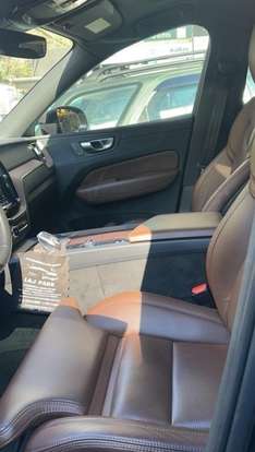 VOLVO-XC60-2023