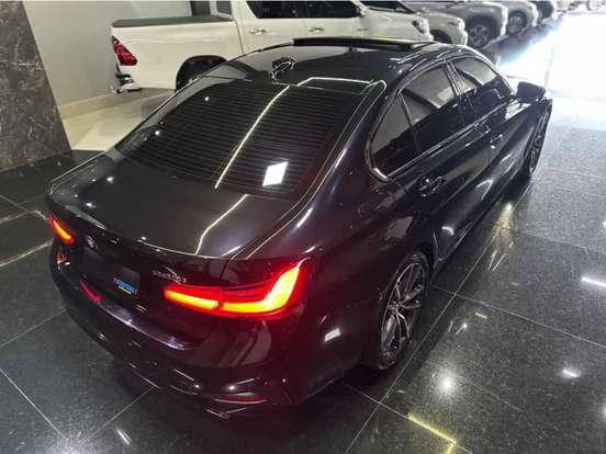 BMW-320i-2022