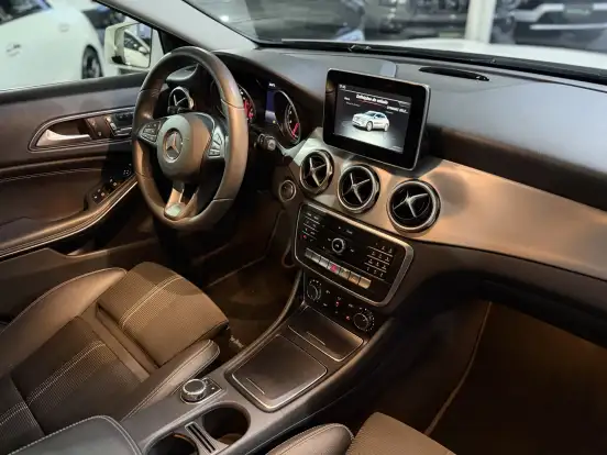 MERCEDES-BENZ-GLA 200-2017