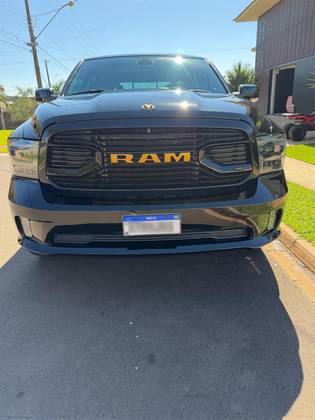 RAM CLASSIC 5.7 V8 GASOLINA LARAMIE NIGHT EDITION CD 4X4 AUTOMÁTICO