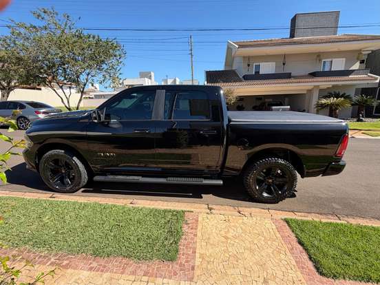 RAM-CLASSIC-5.7 V8 GASOLINA LARAMIE NIGHT EDITION CD 4X4 AUTOMÁTICO RAM-CLASSIC-2023