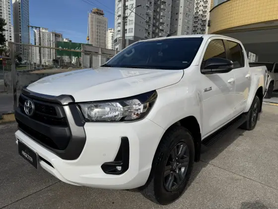 TOYOTA HILUX 2.8 D-4D TURBO DIESEL CD SR 4X4 AUTOMÁTICO TOYOTA HILUX 2.8 D-4D TURBO DIESEL CD SR 4X4 AUTOMÁTICO