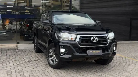 TOYOTA HILUX 2.8 SR 4X4 CD 16V DIESEL 4P AUTOMÁTICO TOYOTA HILUX 2.8 SR 4X4 CD 16V DIESEL 4P AUTOMÁTICO