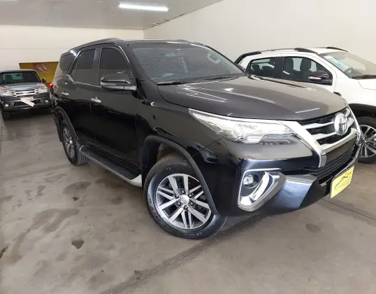 TOYOTA HILUX SW4 2.8 SRX 4X4 7 LUGARES 16V TURBO INTERCOOLER DIESEL 4P AUTOMÁTICO TOYOTA HILUX SW4 2.8 SRX 4X4 7 LUGARES 16V TURBO INTERCOOLER DIESEL 4P AUTOMÁTICO