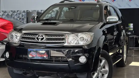 TOYOTA HILUX SW4 3.0 SRV 4X4 7 LUGARES 16V TURBO INTERCOOLER DIESEL 4P AUTOMÁTICO TOYOTA HILUX SW4 3.0 SRV 4X4 7 LUGARES 16V TURBO INTERCOOLER DIESEL 4P AUTOMÁTICO
