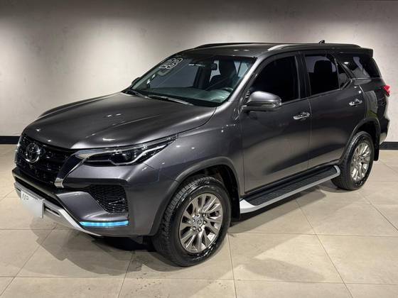 TOYOTA HILUX SW4 2.8 D-4D TURBO DIESEL SRX 7L 4X4 AUTOMÁTICO