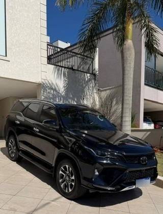 TOYOTA HILUX SW4 2.8 D-4D TURBO DIESEL SRX PLATINUM 7L 4X4 AUTOMÁTICO