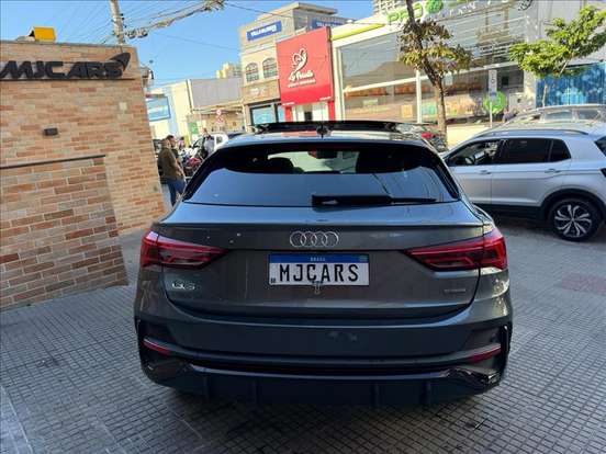 AUDI-Q3-2022