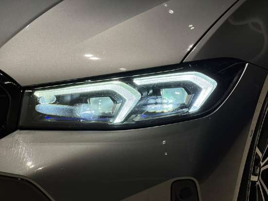 BMW-330e-2023