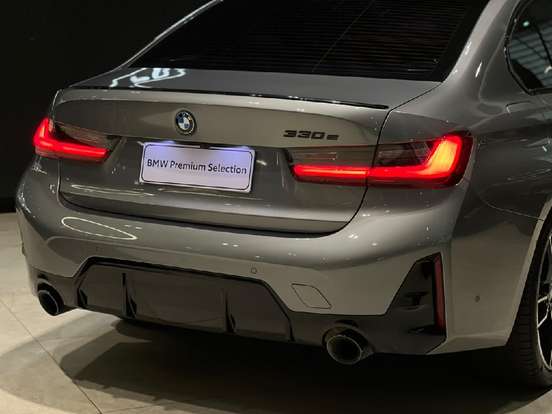 BMW-330e-2023
