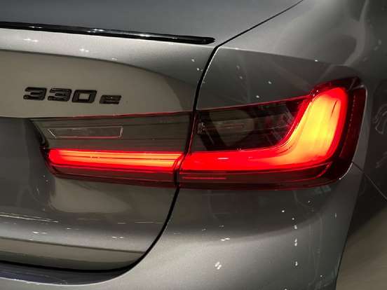 BMW-330e-2023